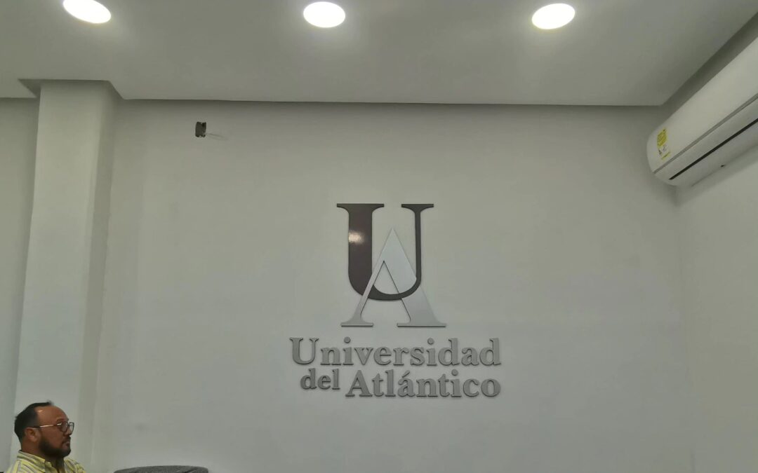 Aviso acrilico gris escarchado corta láser, profundidad 10mm para universidad del atlantico