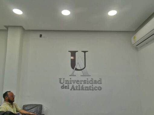 Aviso acrilico gris escarchado corta láser, profundidad 10mm para universidad del atlantico