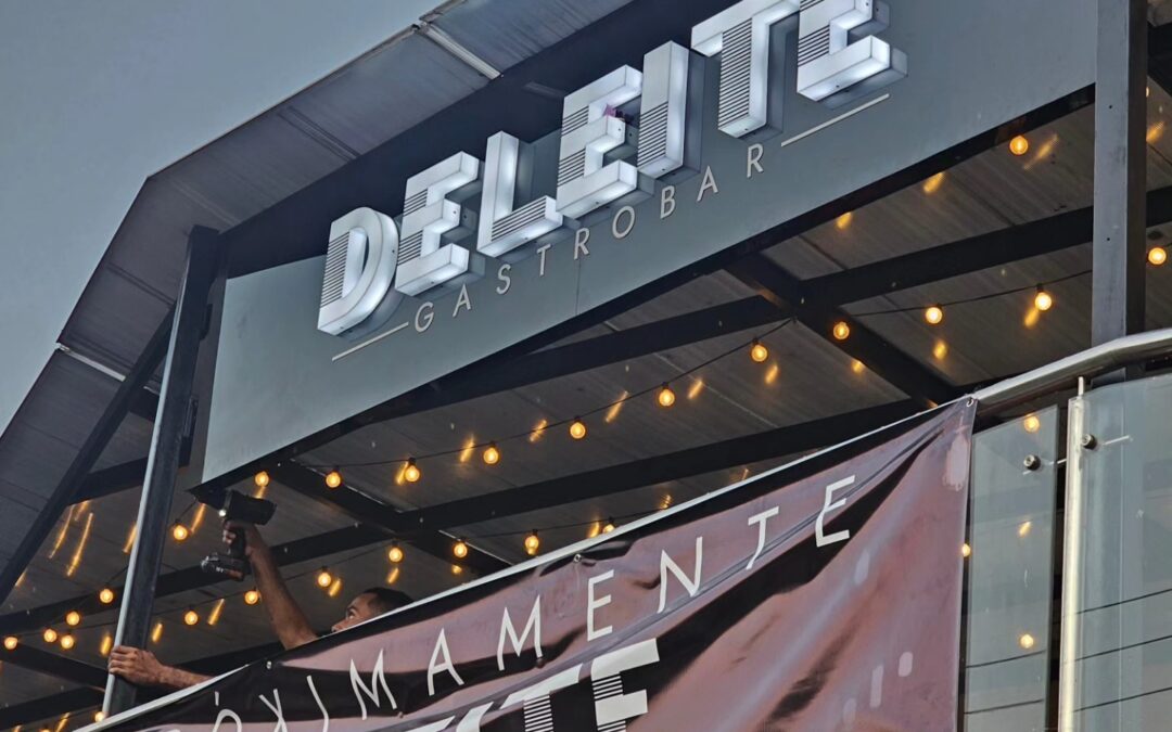 Aviso en acrilico volumetrico con luz Led de alta resistencia exterior! Deleite gasto bar, la Mejor gastronomía de Barranquilla!!