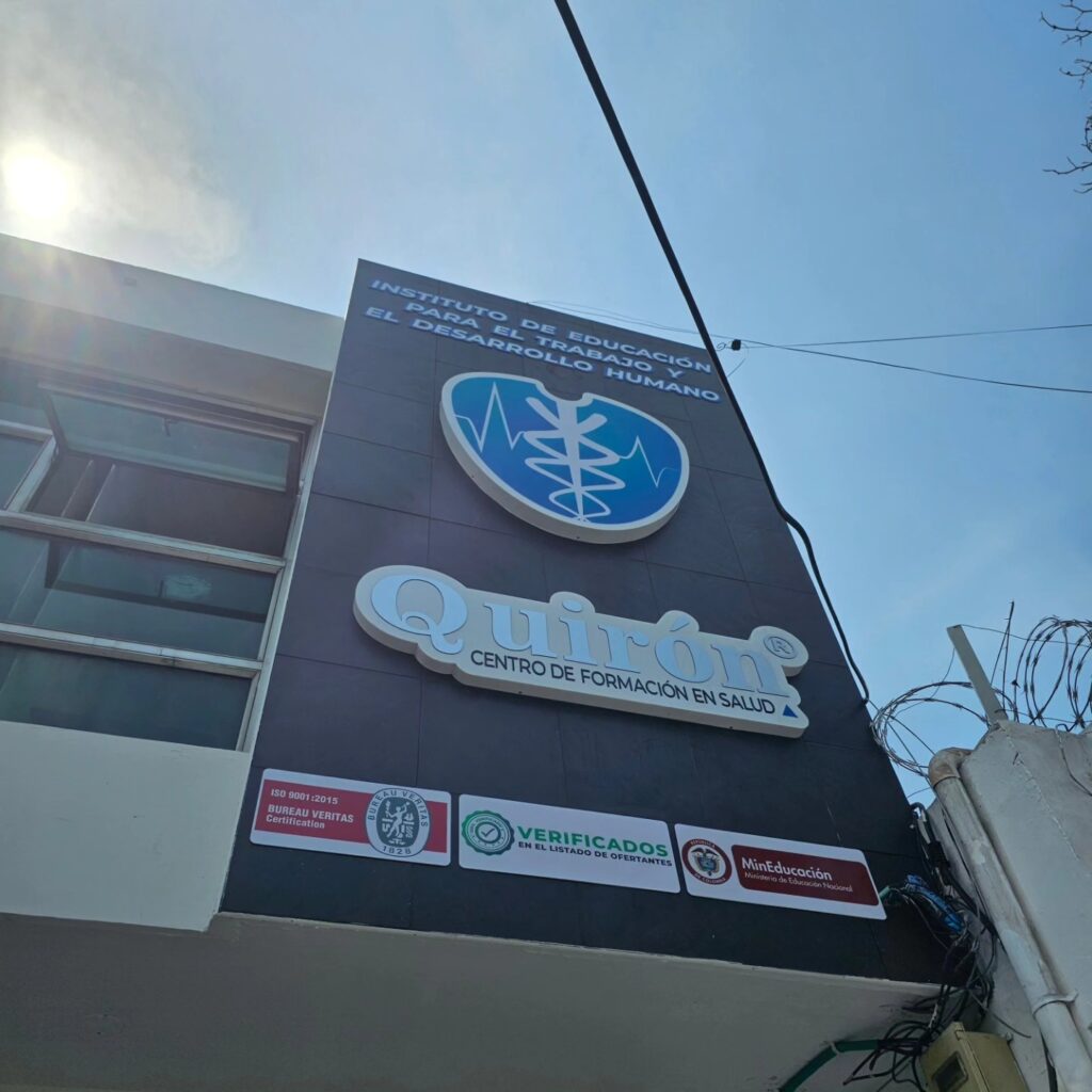 Avisos en acrilico para fachada Quiron
