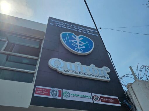 Avisos en acrilico para fachada Quiron