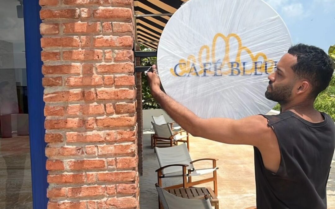 Decoración y acabados en acrilico para fachada café bleu, alianza francesa