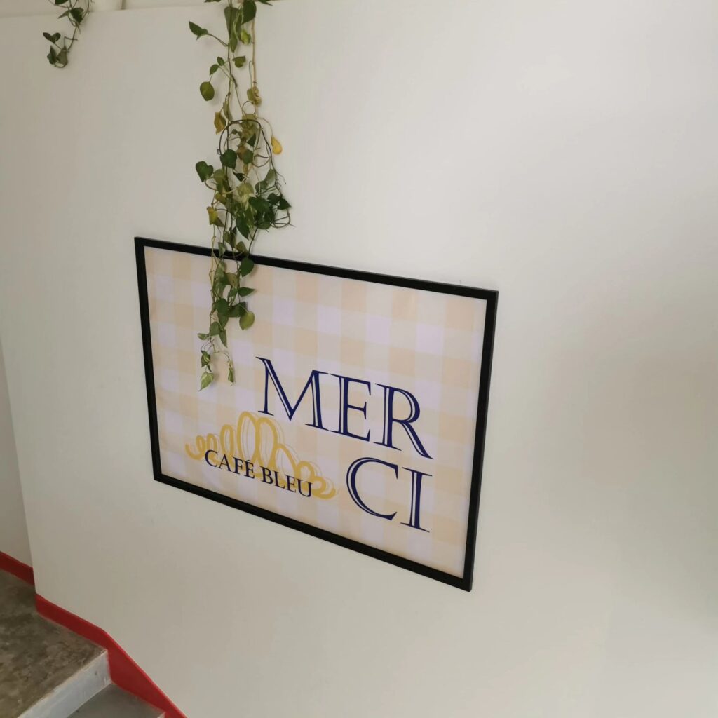 Decoración y acabados en acrilico para fachada café bleu, alianza francesa de Barranquilla!