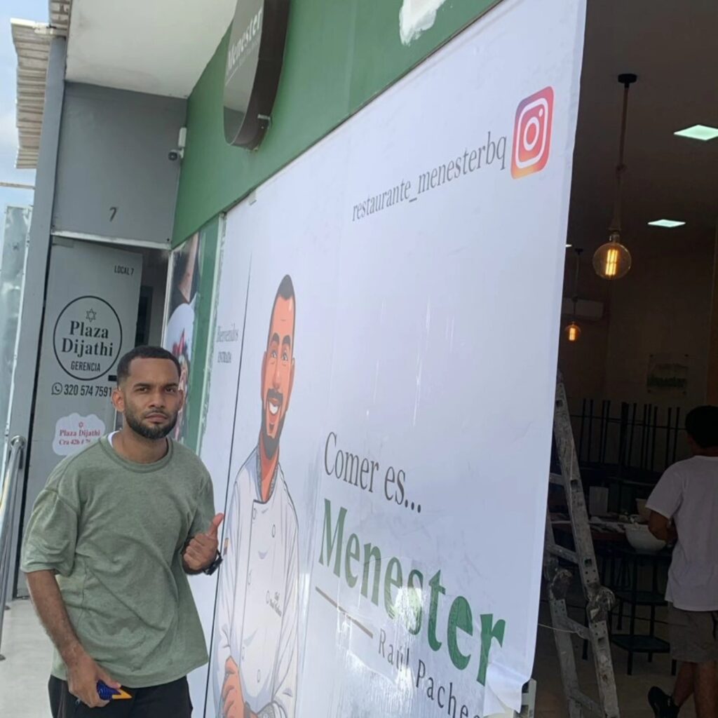 Diseño, impresión e instalación de adhesivo y avisos sobre fachada Menester restaurante, si necesitas asesoría con tu empresa, llámanos 3007700511