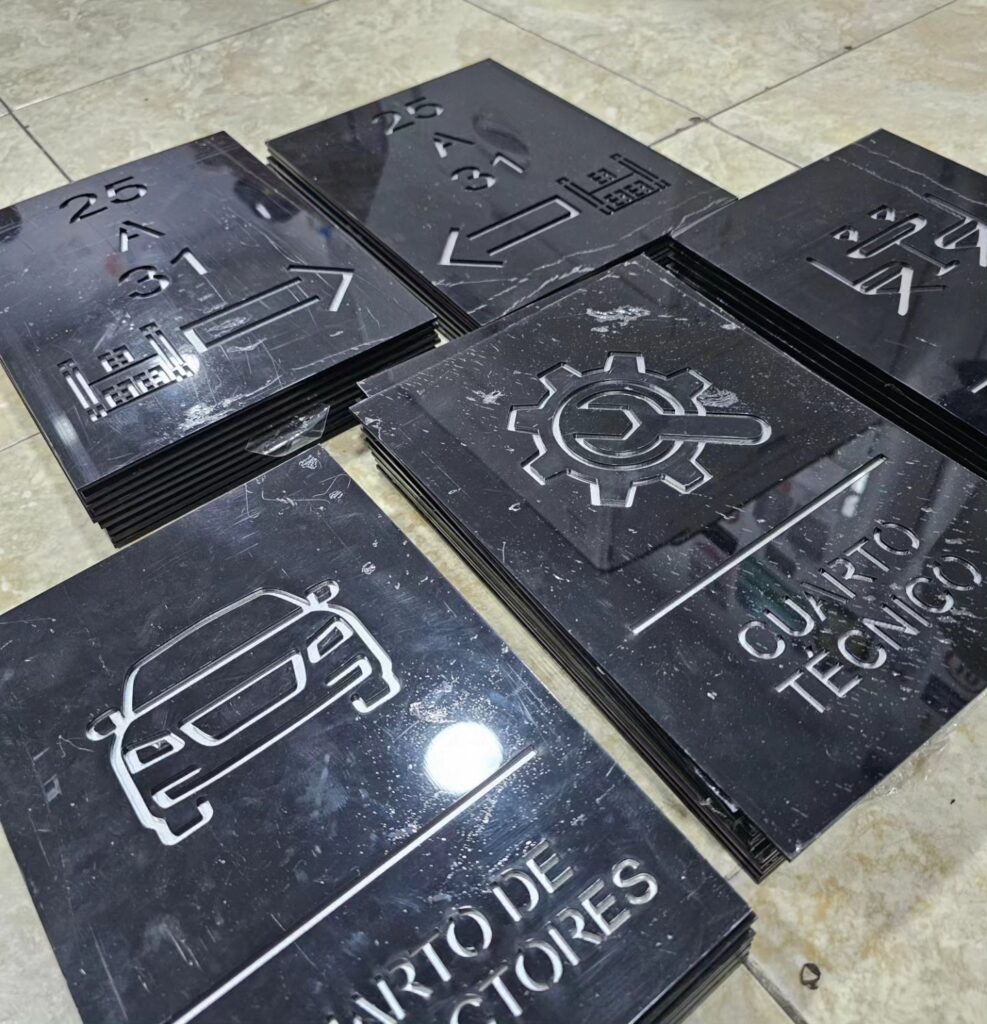 Señales en acrilico cortado en láser, fondo en gris escarchado, señales impresionantes para tu conjunto residencial! Llámanos y cotiza con nosotros 3007700511