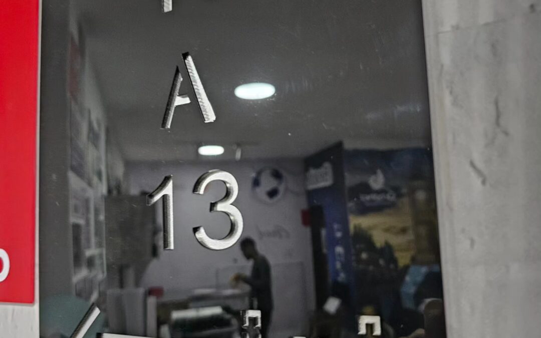 Señales en acrilico cortado en láser, fondo en gris escarchado, señales impresionantes para tu conjunto residencial!