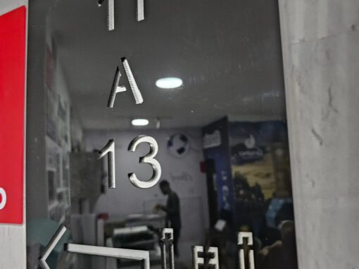 Señales en acrilico cortado en láser, fondo en gris escarchado, señales impresionantes para tu conjunto residencial!